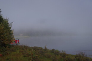 雾中湖畔的孤独红衣人