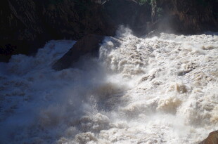 湍急水流冲击岩石景象