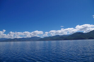 蓝天碧水间的壮阔湖景