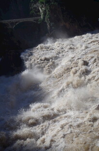 湍急河流激起白色浪花