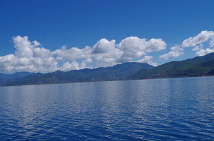 宁静湖面与远处山峦美景