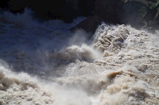 湍急河流激起汹涌浪花
