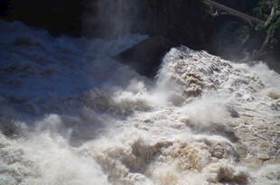 湍急瀑布水流奔腾景象