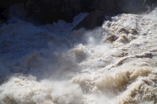 湍急河流激起白色浪花