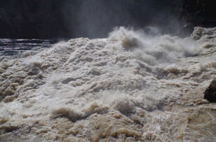 湍急河流激起白色浪花