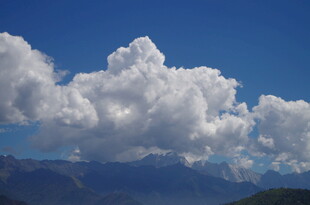 蓝天白云下的壮丽山脉