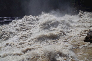 汹涌澎湃的湍急水流