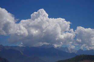 蓝天白云下的壮丽山峦