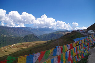 山间五彩经幡飘扬美景