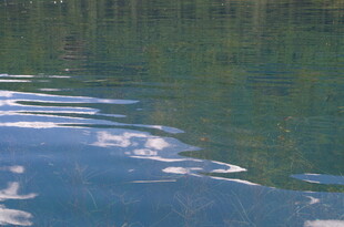 波光粼粼的清澈水面