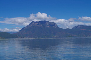 湖畔巍峨山景 云绕峰巅
