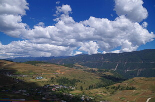 蓝天白云下的秀丽山峦