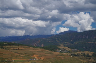 山间云景 广袤田野风光