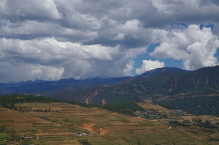 山间云景 广袤田野与远山