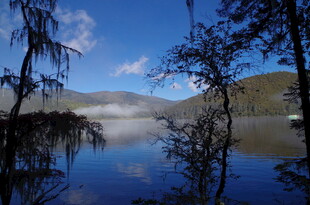 湖光山色间的静谧晨景