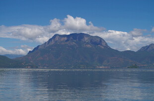 湖畔巍峨山峦与蓝天白云
