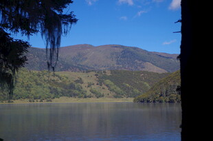 宁静湖畔的山景风光