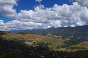 山间美景 蓝天白云下的风光