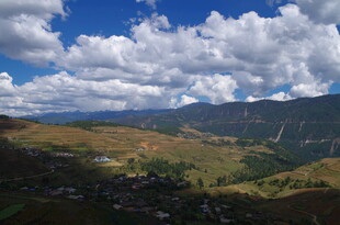 山间美景 蓝天白云下的风光