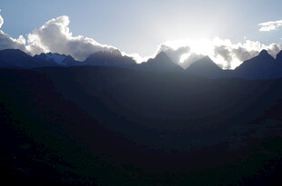 日出照耀下的壮丽山脉