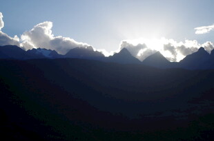 雪山之巅的壮丽日光