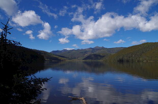 宁静湖山 蓝天白云倒影
