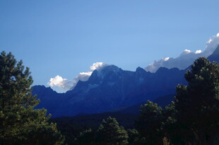 巍峨山峦与蓝天绿树