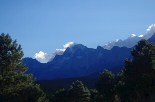巍峨山峦与蓝天绿树