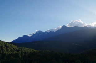壮丽山景与蓝天绿树