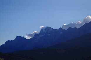 巍峨群山映蓝天