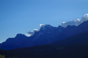 巍峨群山映蓝天