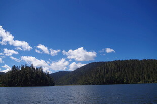 宁静湖畔蓝天白云山林景