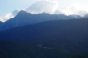 壮丽山峦与云端美景
