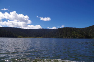 蓝天碧水间的宁静湖景