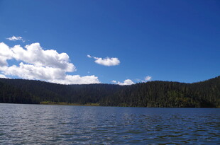 宁静湖泊与蓝天白云美景