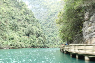 青山绿水间的栈道美景