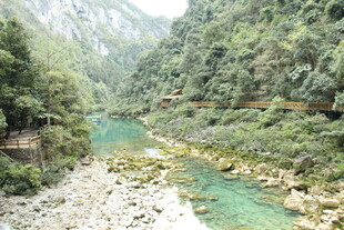 青山绿水间的秀丽河谷
