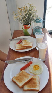 美味早餐摆放在木质桌上