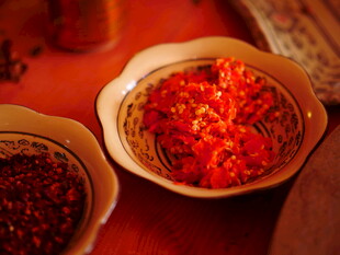两碗色泽诱人的辣椒酱料