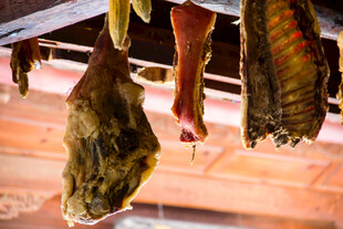 悬挂的各式腊味