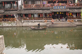 水乡小船 古建临水而立