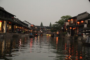江南水乡夜景 灯火映古河
