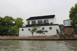 江南水乡河畔白墙黑瓦建筑