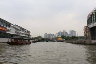 城市河畔风光