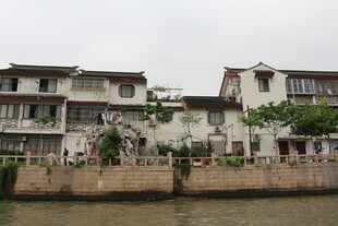 河畔白墙民居景致