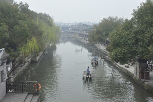 水乡河道小船悠然景致