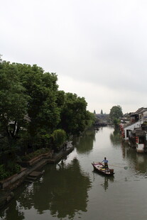 水乡河道小船悠然景致