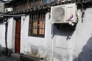 老旧房屋外的空调外机
