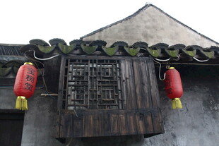 古建屋檐挂红灯笼