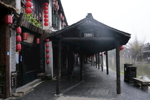 古巷雨景中的中式长廊